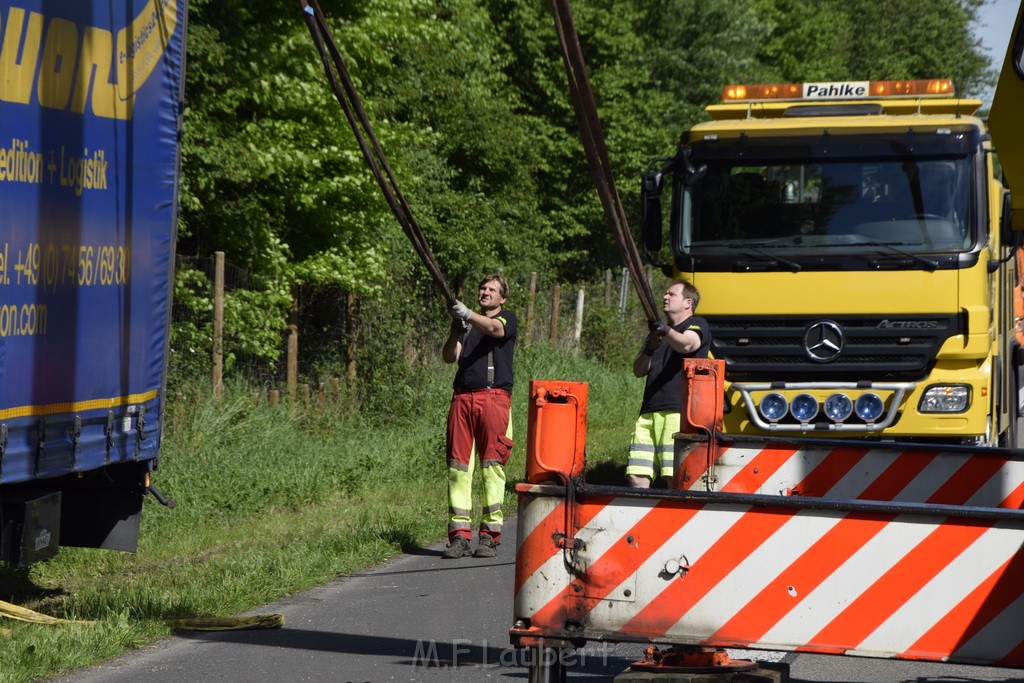 LKW in Boeschung A 3 Rich Frankfurt Hoehe Roesrath Lohmar P084.JPG - Miklos Laubert